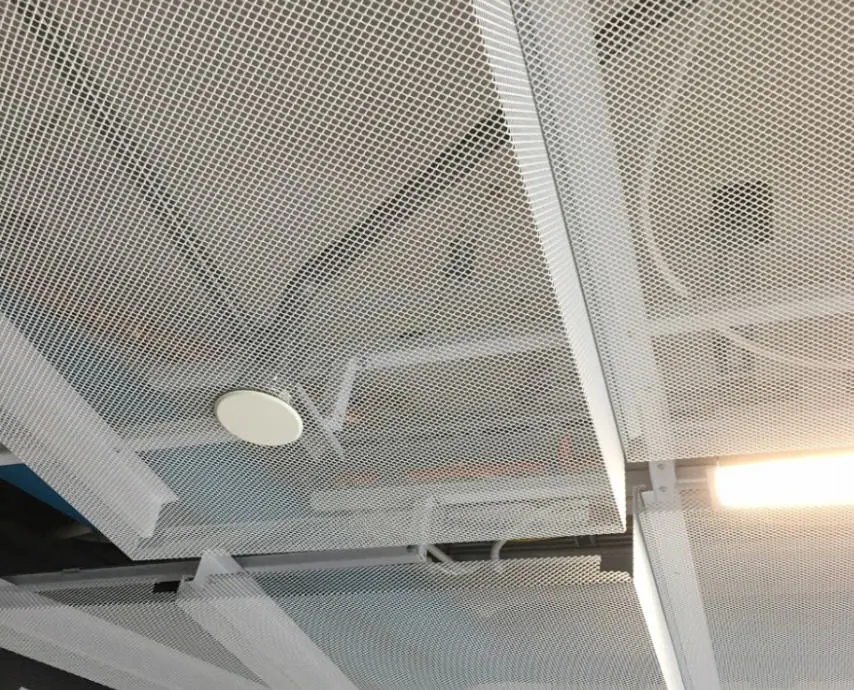 Hvit strekkmetallhimling sett nedenfra på Flesland lufthavn
