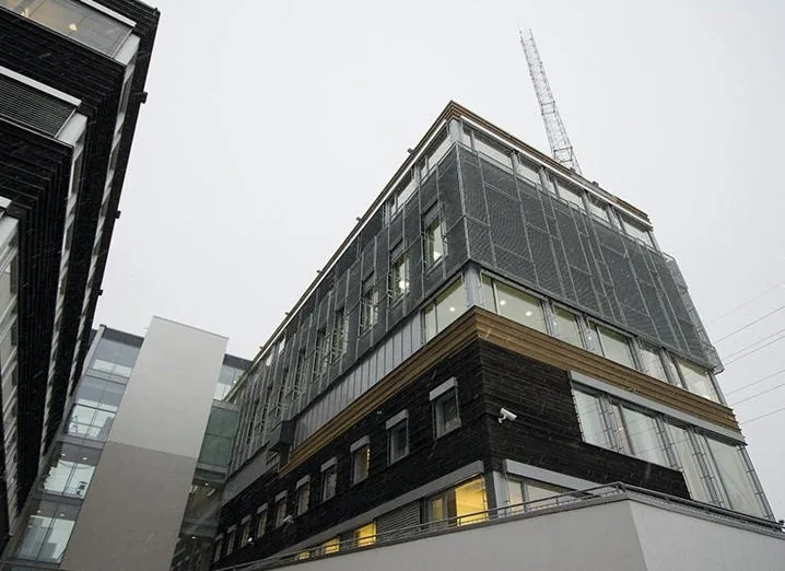 Follo politihus sett fra gateplan med strekkmetall på fasaden