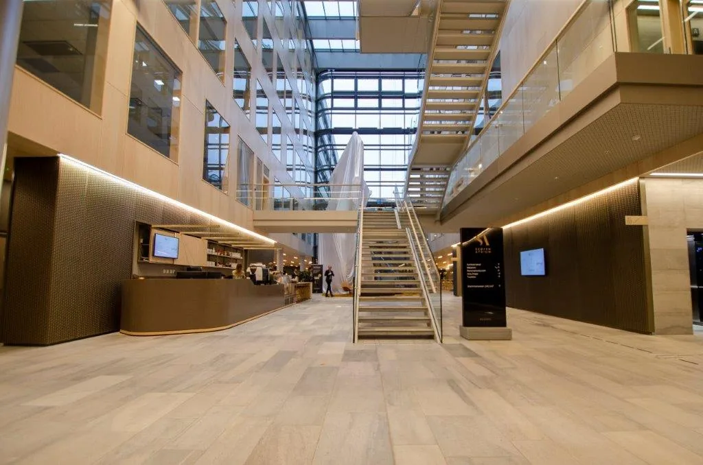 Vestibylen i Skøyen Atrium 3 med strekkmetall i himling og vegg